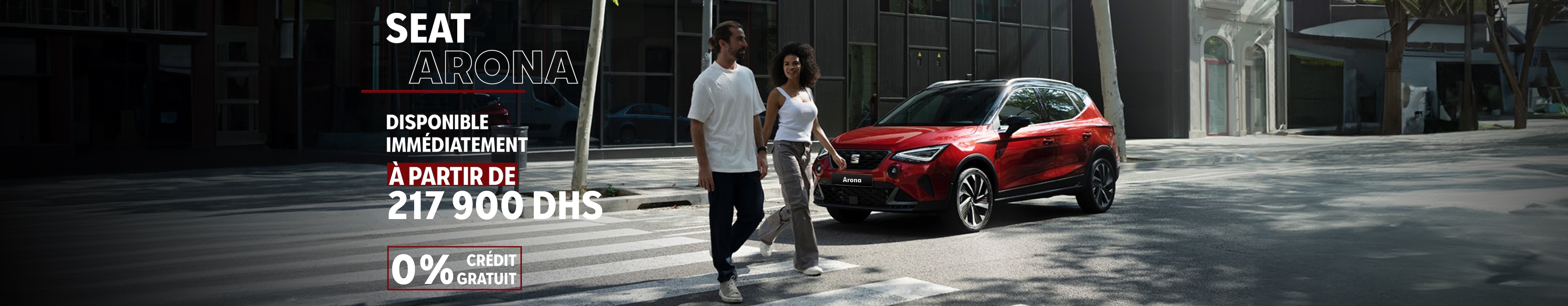 Femme avec une plante marche à SEAT arona couleur camouflage foncé